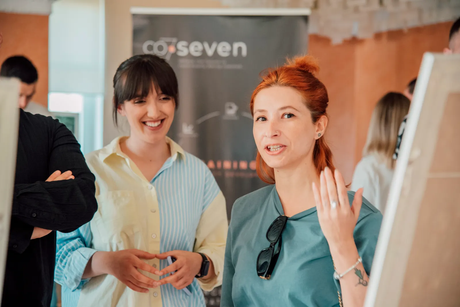Vrouwen wisselen ideeën uit tijdens een gezamenlijke workshop