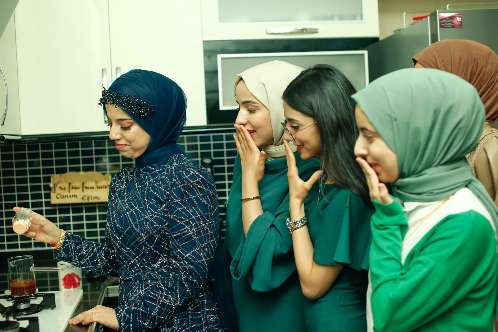 Vrouwen lachen met elkaar terwijl ze samen eten bereiden